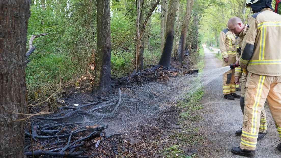 Brandweerlieden blussen de natuurbrand aan de Zeegsersteeg