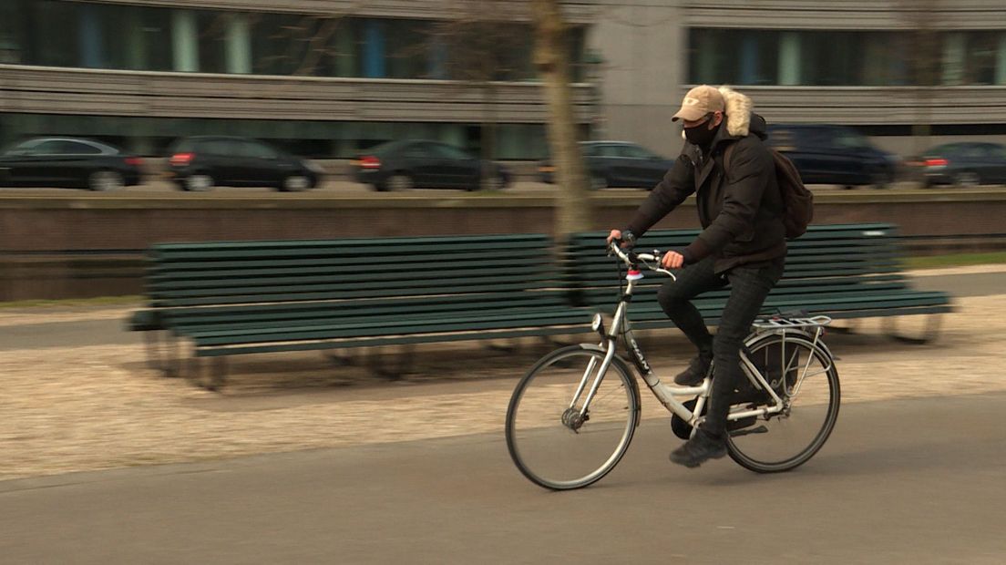 Andrew fietst door heel Den Haag om de daklozen te bezoeken