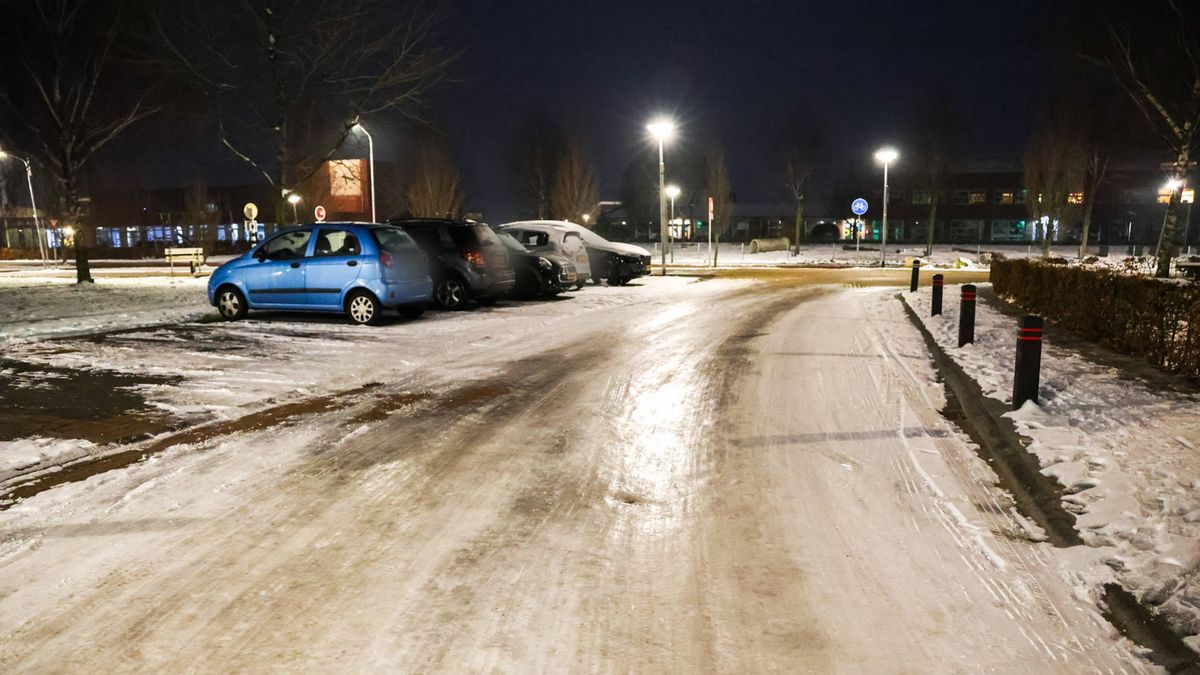 112-nieuws: Code geel wegens gladheid • Auto in de sloot bij Leek