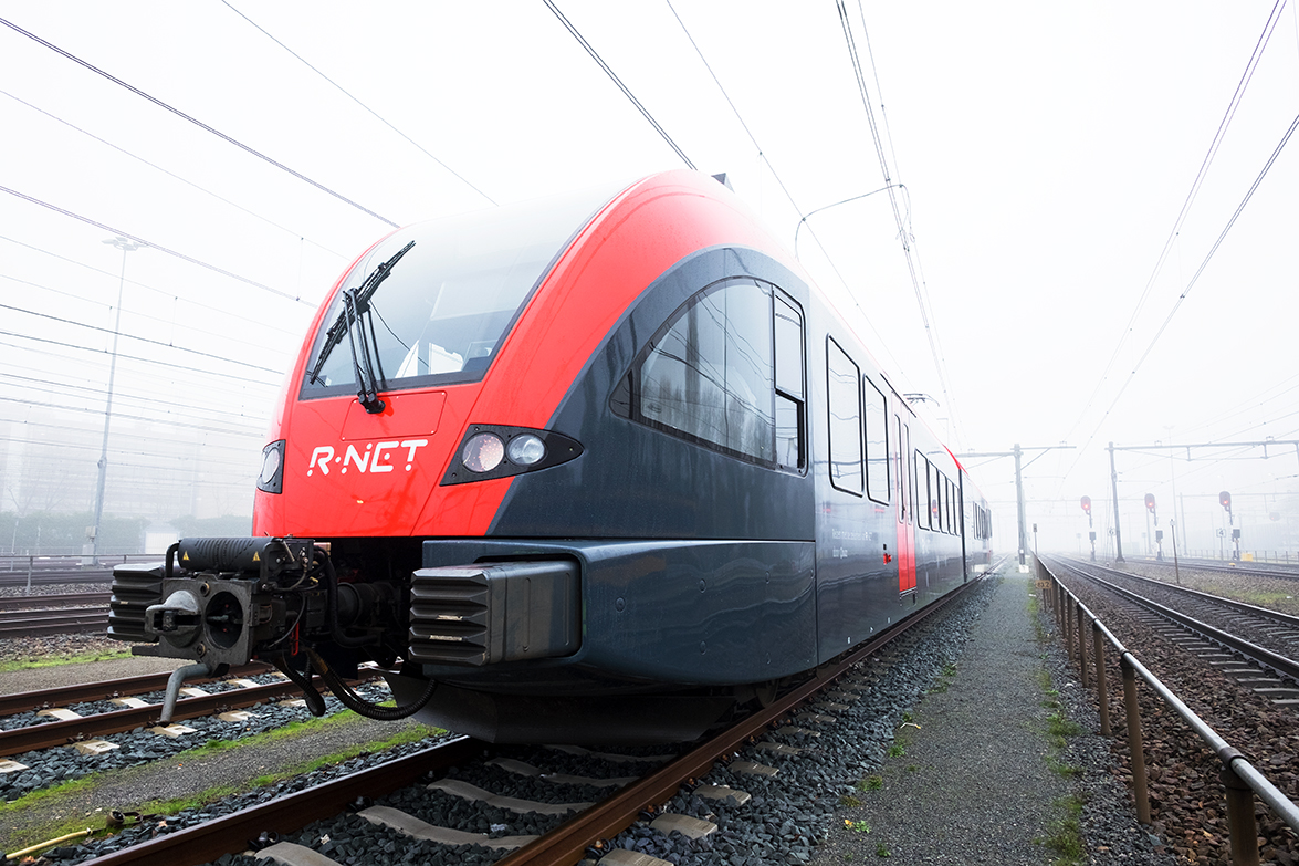 RNet-trein op de MerwedeLingelijn van QBuzz
