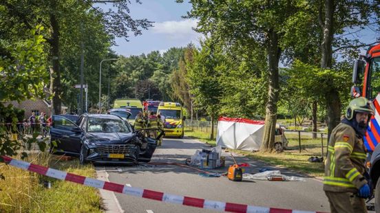 Man overleden bij ongeluk in Laag-Soeren, vijf anderen gewond. Man overleden bij ongeluk in Laag-Soeren, vijf anderen gewond.