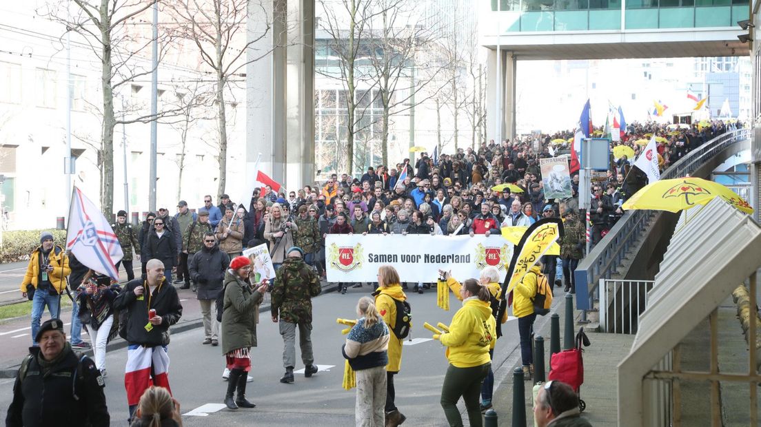 De demonstranten liepen een mars rond het centrum van Den Haag
