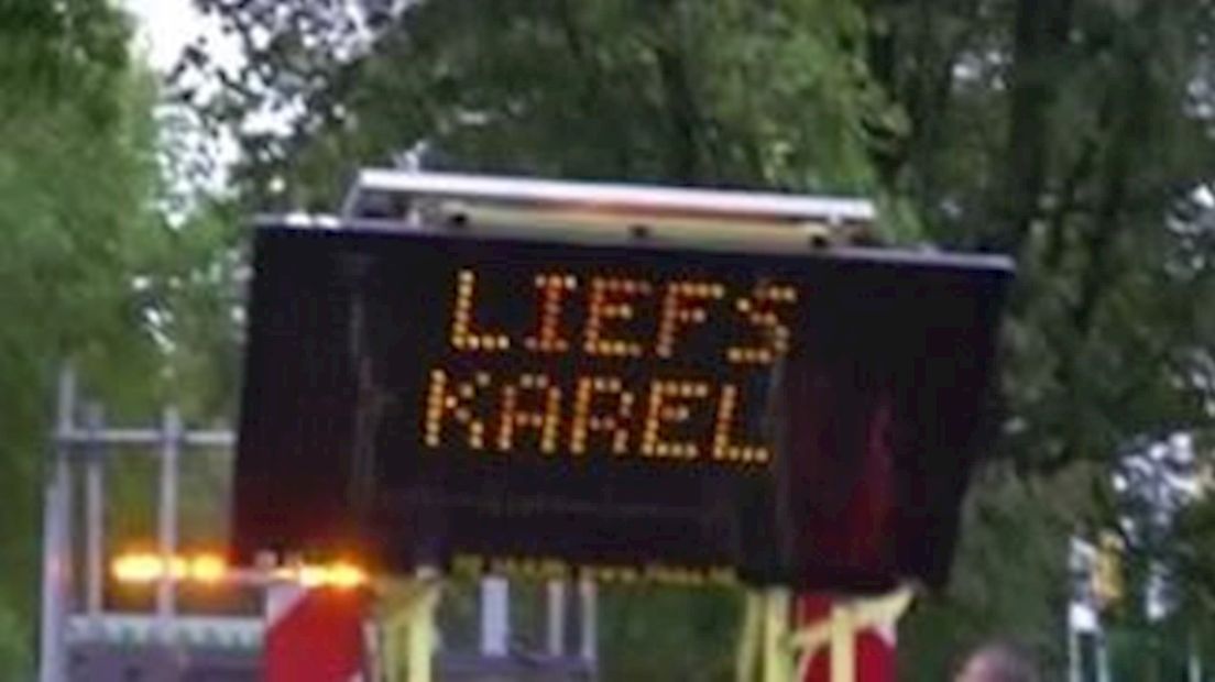 Arjan Karel verklaart zijn vriendin de liefde via een matrixbord