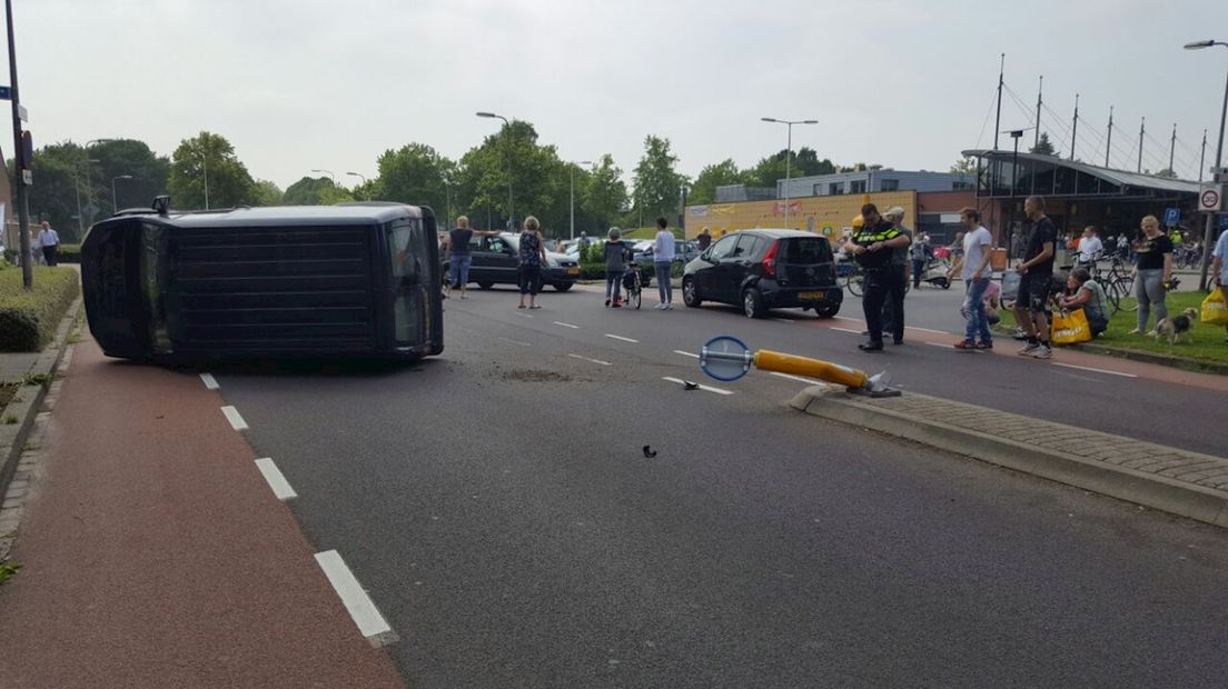 Auto kantelt na aanrijding