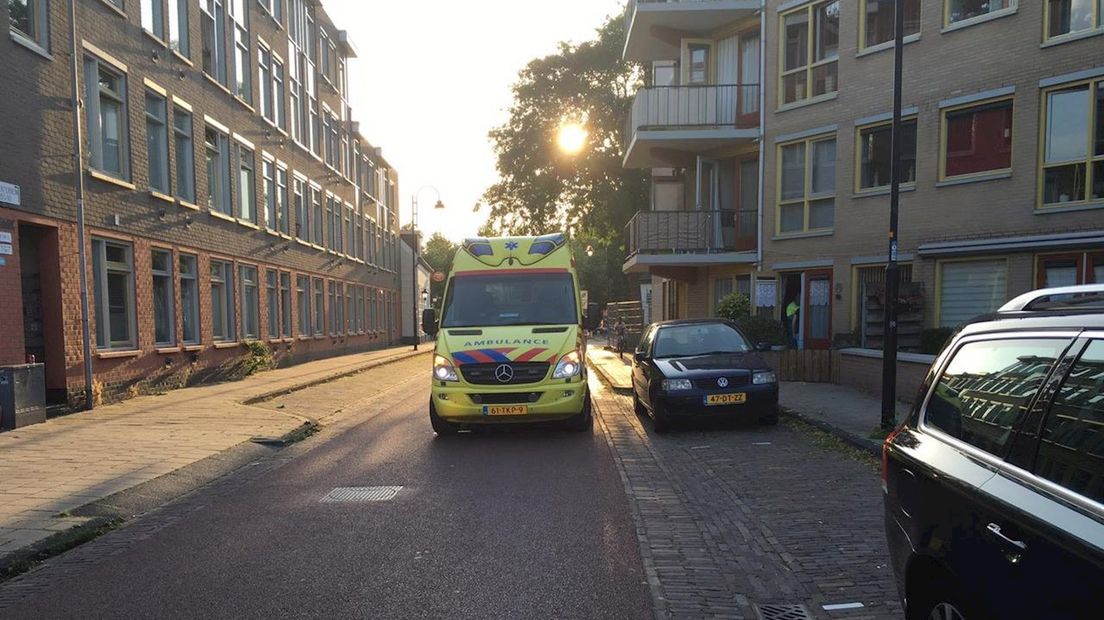 Ambulance brengt gewonde motoragent naar ziekenhuis