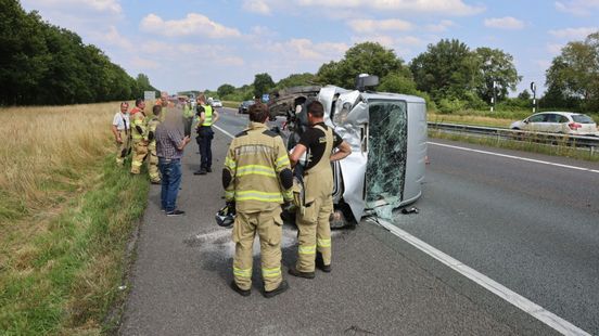Gewonde bij ongeluk op A1 • auto kantelt na botsing. Gewonde bij ongeluk op A1 • auto kantelt na botsing.