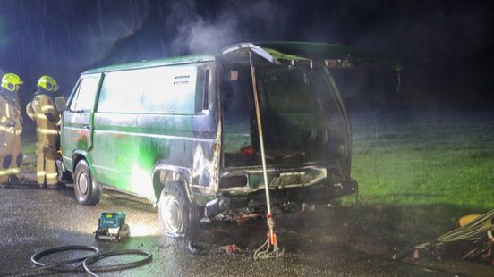 Volkswagenbus vliegt in brand