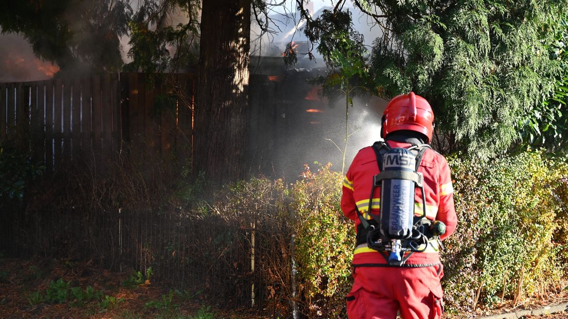 Brandweer bij de schuurbrand in Finsterwolde