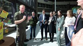 Boswachter Bart Zwiers biedt beterschapswensen voor natuur aan in Den Haag
