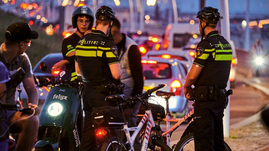 De politie houdt toezicht op Scheveningen