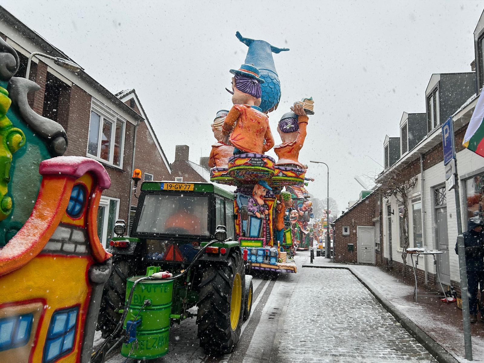 LEES TERUG: Carnavalsstoet in Hulst stilgelegd • Sneeuw en gladde wegen