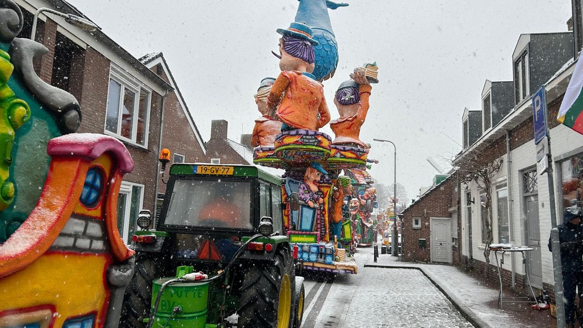 LIVE: Carnavalsstoet in Hulst stilgelegd • Sneeuw en gladde wegen • In Paerehat wagens in de schuur