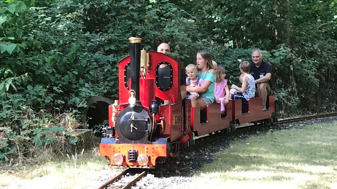 Bezoekers rijden mee in één van de treinen van de Stoomgroep Kerkwerve