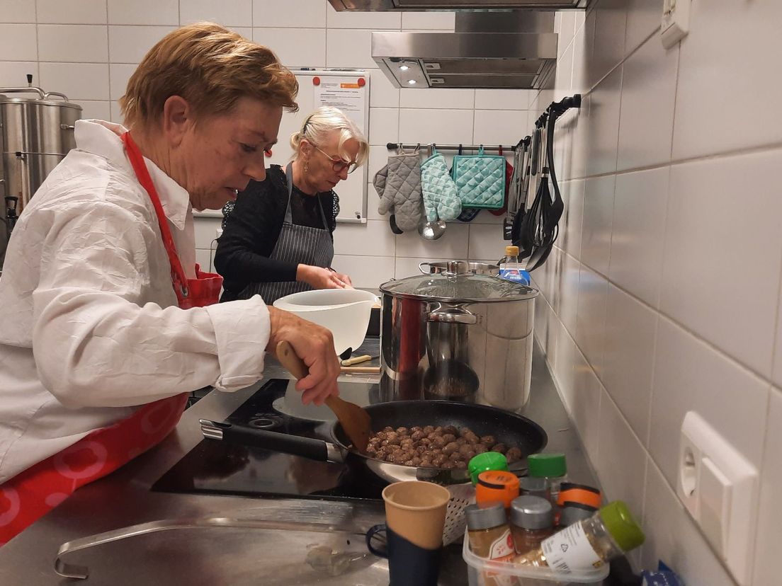 Kokkinnen Marianne Akkermans (voor) en Josje Rijsmus (achter)