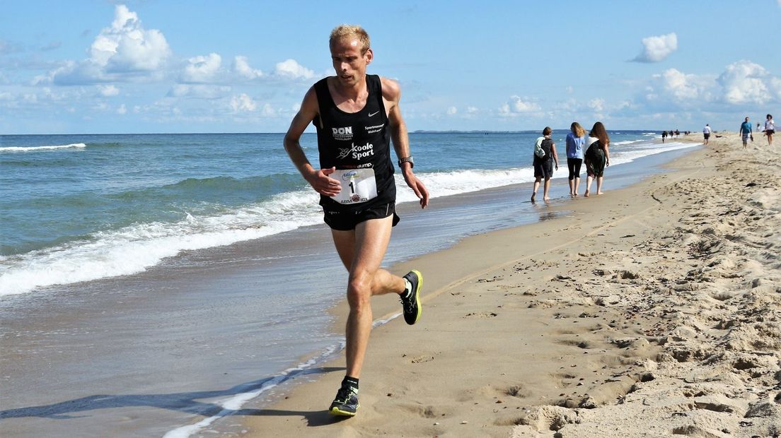 Erwin Harmes tijdens de Kustloop in Vrouwenpolder