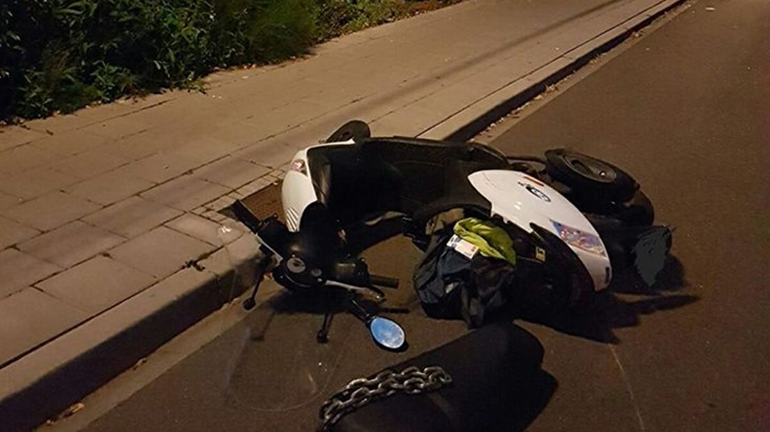 De gecrashte scooter in de wijk de Kruiskamp.