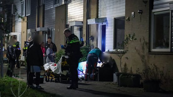 Twee mensen gewond nadat ze worden aangereden in Rotterdam-Alexander. Twee mensen gewond nadat ze worden aangereden in Rotterdam-Alexander.