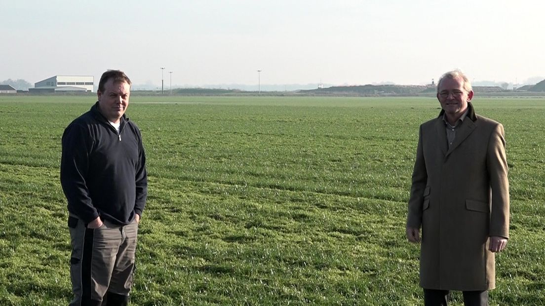 Akkerbouwer Jeroen Deddens (links) en zijn adviseur Wim Stapel (Rechten: Steven Stegen / RTV Drenthe)
