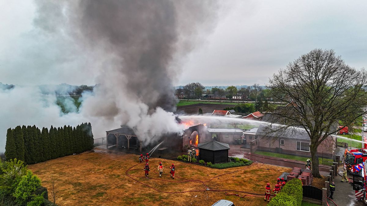 Felle uitslaande brand verwoest schuur in Emmer-Compascuum
