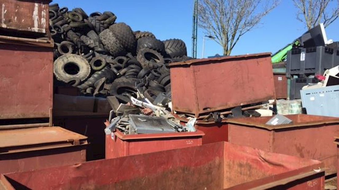 Het afval op het bedrijfsterrein stapelt zich op