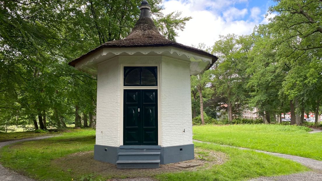 De theekoepel in de Roodbaardtuin