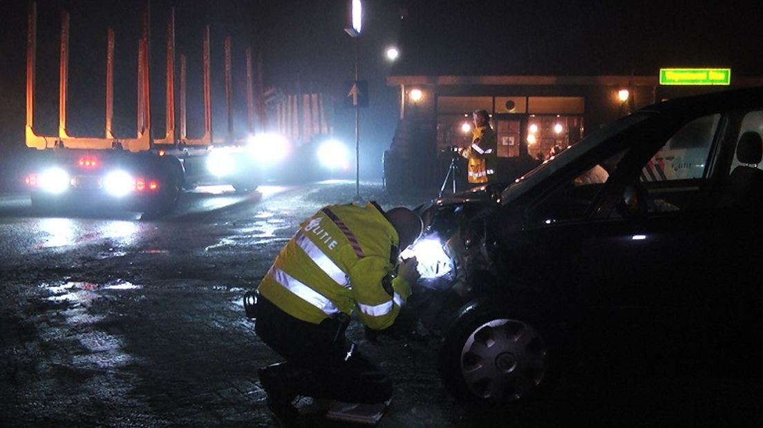 De politie doet onderzoek naar het ongeluk in Coevorden (Rechten: Persbureau Meter)