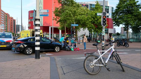 Traumahelikopter ingezet voor gevallen fietser | Aanrijding bij de Erasmusbrug, Wilhelminakade afgesloten. Traumahelikopter ingezet voor gevallen fietser | Aanrijding bij de Erasmusbrug, Wilhelminakade afgesloten.
