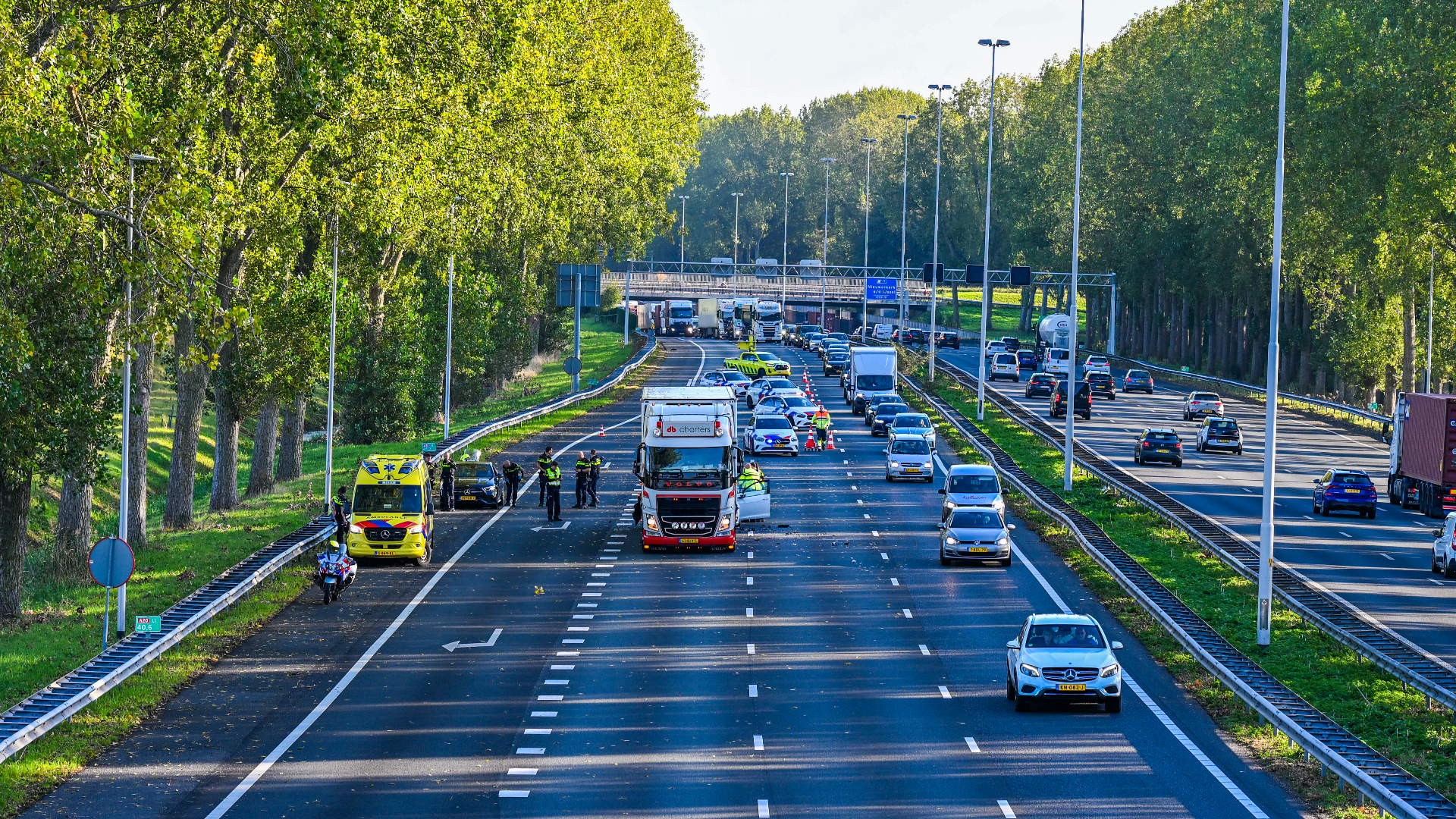 Eén rijbaan is nog open.