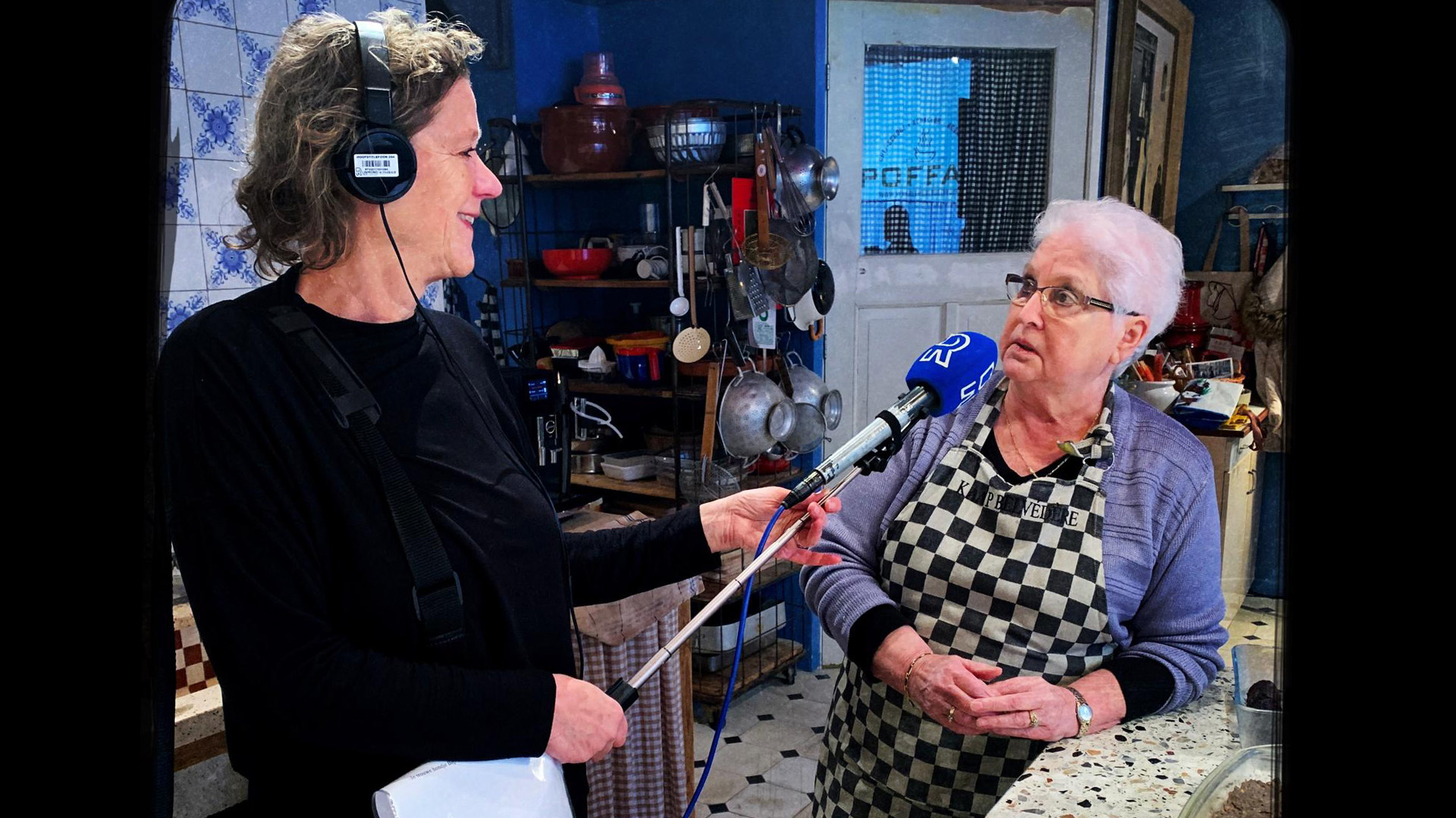 Chris Vemer (L) interviewt voor reportage Tien Kookt Vegetarisch