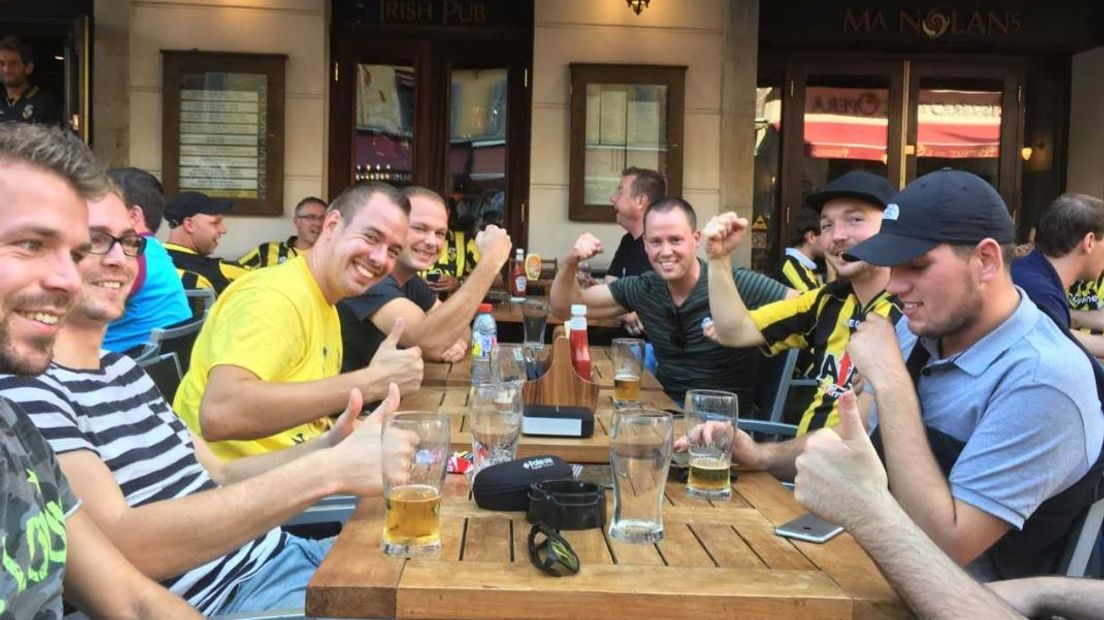 Honderden fans van Vitesse vieren vanmiddag feest in de binnenstad van Nice.