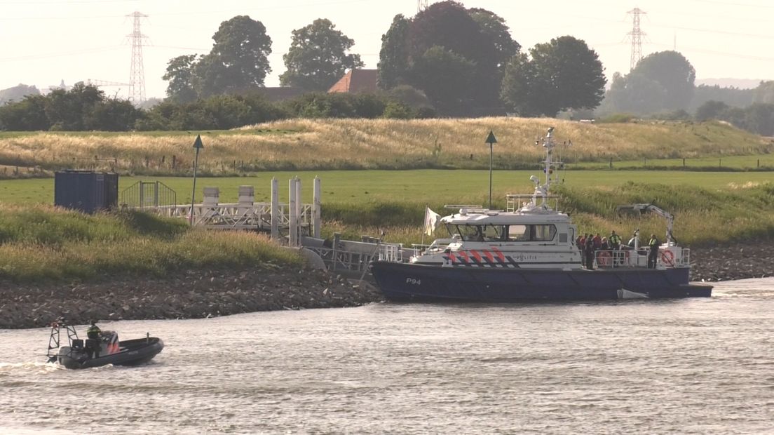 In het Pannerdensch Kanaal bij Doornenburg is vrijdagavond door de politie een lichaam in het water aangetroffen.