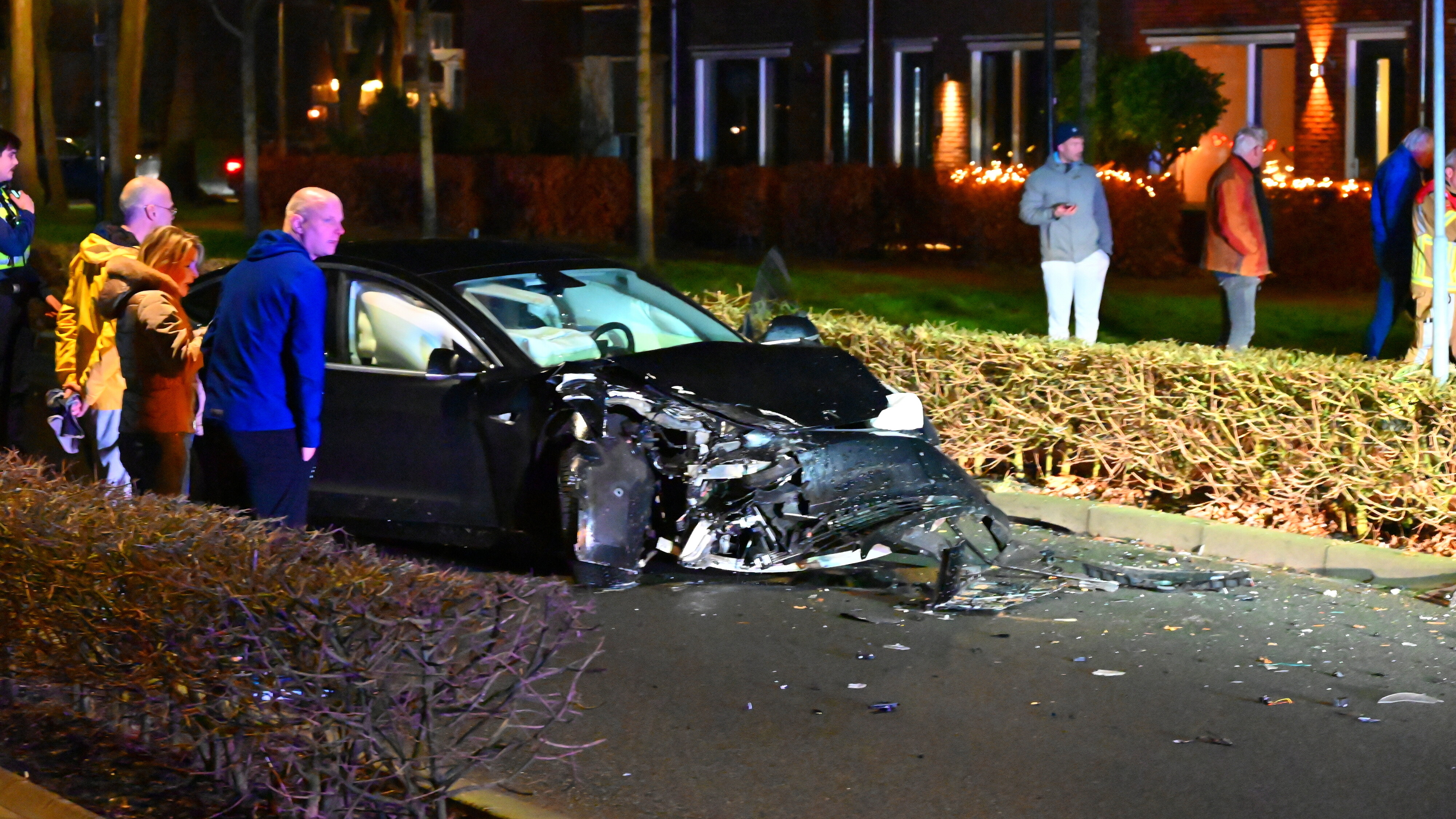 Auto's botsen in Leeuwarden | Persoon te water bij Augustinusga