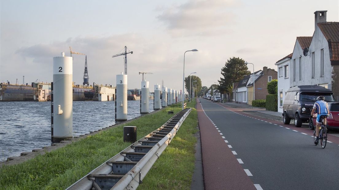 Sluiskil langs het Kanaal van Gent naar Terneuzen