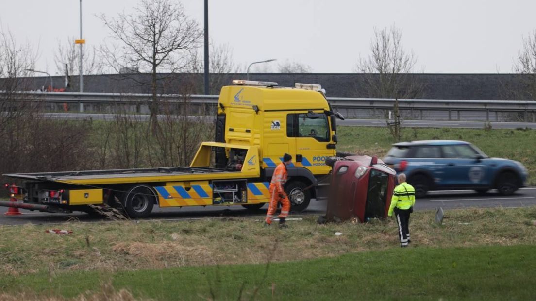 De auto belandde naast de weg