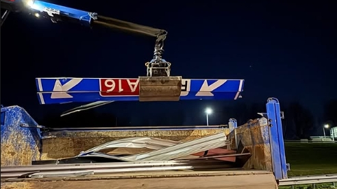 Het bord werd in kleine delen afgevoerd