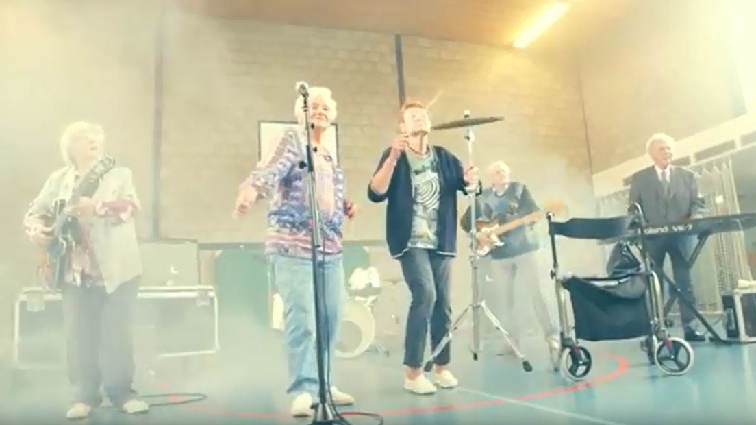 Zeeuwse opa's en oma's rocken in clip Royal Engineers