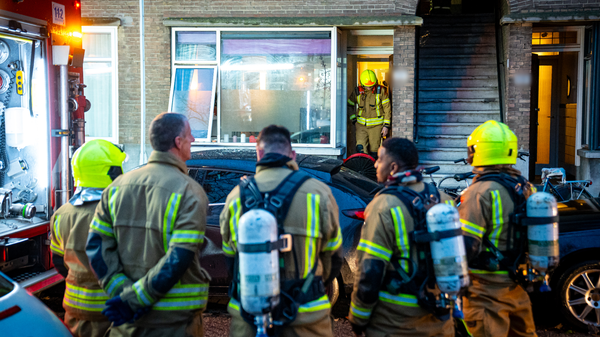 De brand ontstond in een portiekwoning op de begane grond.