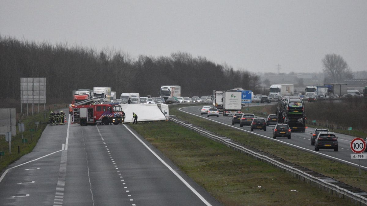 A6 bij Oldeouwer mogelijk nog hele avond dicht door omgevallen vrachtwagen met sinaasappels