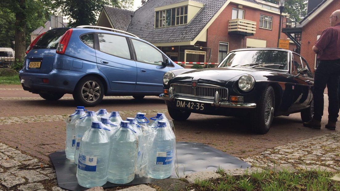 Er wordt noodwater uitgedeeld (Rechten: Marjolein Knol / RTV Drenthe)