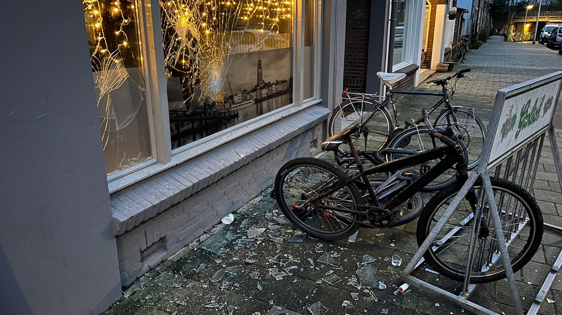 Vernielingen bij café De Huiskamer in Deventer