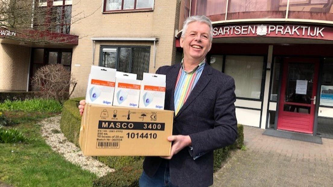 Jaap Brenninkmeijer is blij met de binnengekomen mondkapjes.
