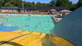 Openluchtbaden overspoeld met zwemliefhebbers in warme zomer