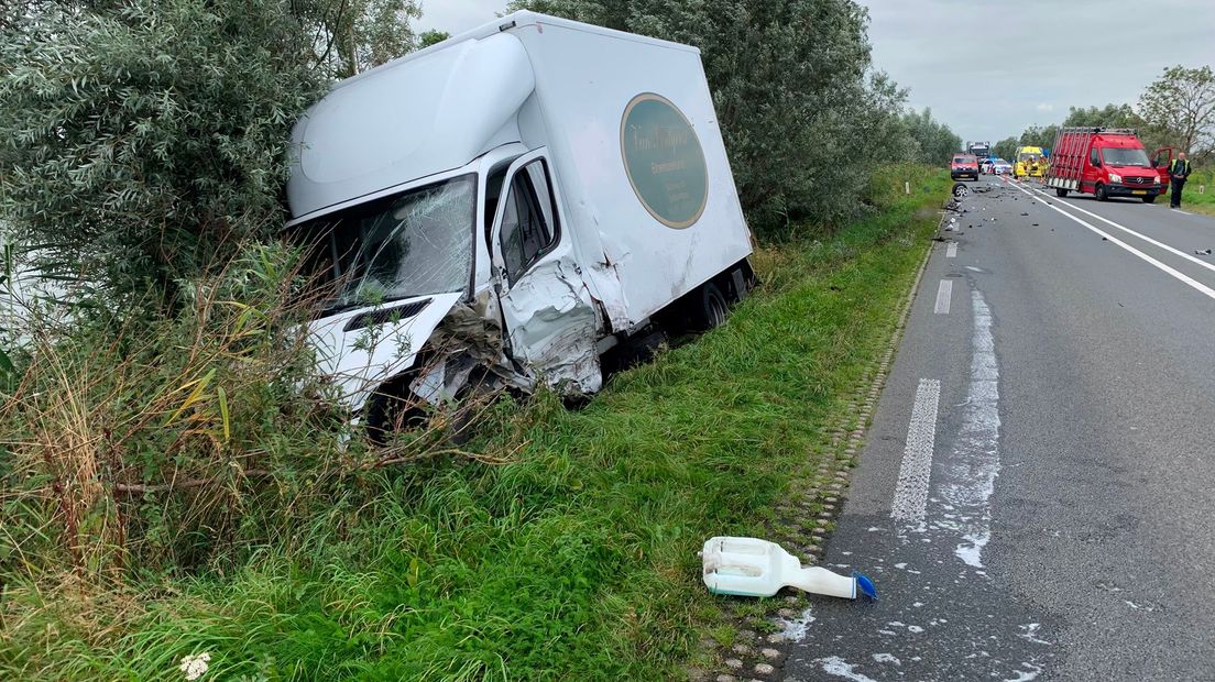 De bestelbus belandde in de berm.