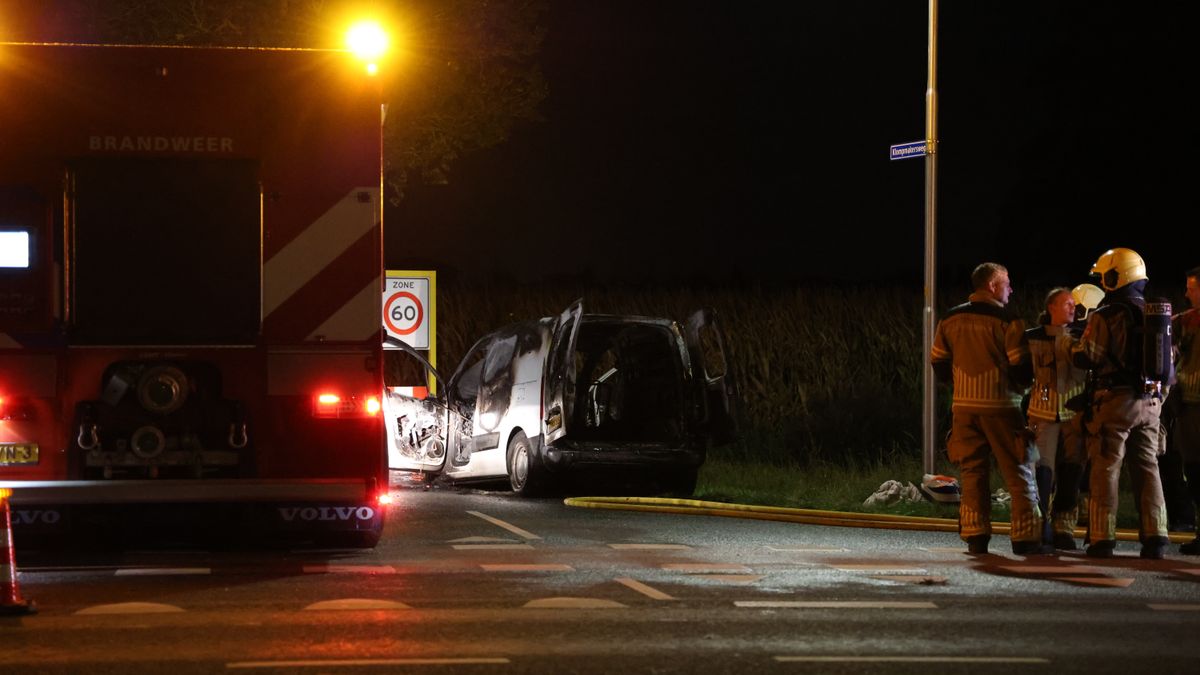 Auto vliegt tijdens rijden in brand in Markelo