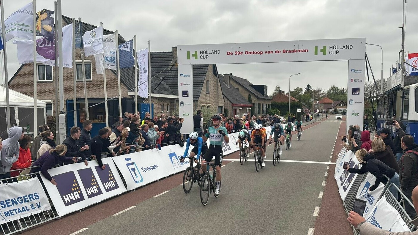 Dekker maakt teamwork BEAT-ploeg af en wint zware Omloop van de Braakman