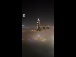 Rotterdam verborgen in de mist, maar sommige gebouwen zijn juist goed te zien (video van Zehra Altinsoy)