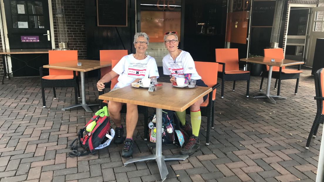 Wandelvriendinnen Cella Wegter en Francine Pieters rusten even uit op een terrasje in Sleen (Rechten: RTV Drenthe)