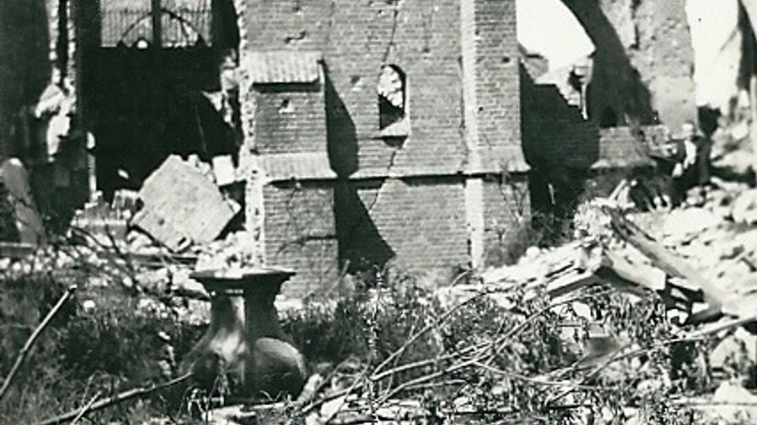 Huissen stroomt in de tweede helft van september 1944 vol met vluchtelingen uit Arnhem. De bevolking is bijna verdubbeld, naast de 6000 Huissenaren denken maar liefst 4000 evacués in de stad een veilig heenkomen gevonden te hebben. Het is er ook veiliger dan in Arnhem, tot 2 oktober 1944, een rampzalige dag voor Huissen. Amerikaanse bommenwerpers storten aan het begin van de middag dood en verderf uit over Huissen en omgeving. 98 mensen komen om het leven.