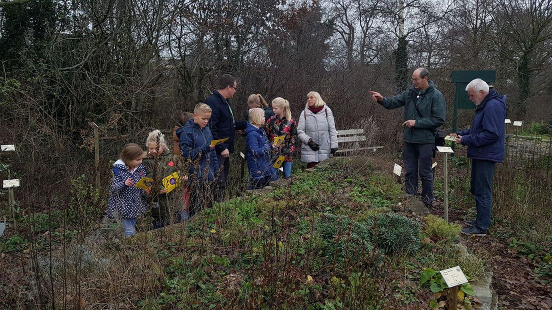 De kinderen luisteren aandachtig naar de plantengidsen in Zuidwolde (Rechten: Robbert Oosting / RTV Drenthe)