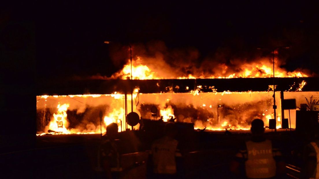 Vlammen bij brand tankstation de Andel